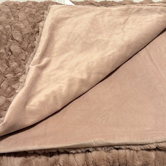 UGG Cozy Pink Cable Knit Throw Blanket - Picture 4 of 4